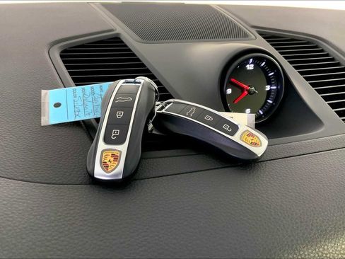 Used 2023 Porsche Cayenne w/ Premium Package image 21
