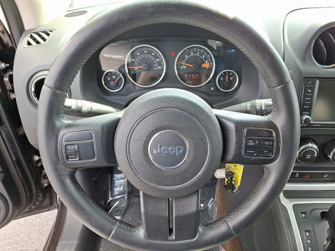 Used 2014 Jeep Compass Latitude w/ Mopar Chrome Accents Group image 16