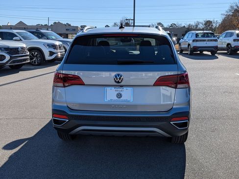 Used 2023 Volkswagen Taos SE w/ Panoramic Sunroof Package image 4