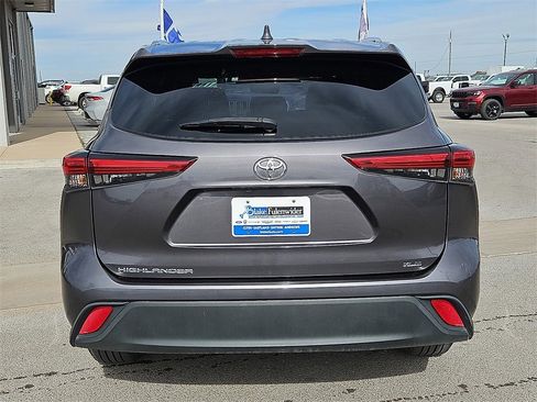 Used 2021 Toyota Highlander XLE image 5