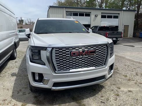 Used 2021 GMC Yukon XL Denali w/ Denali Premium Package image 3