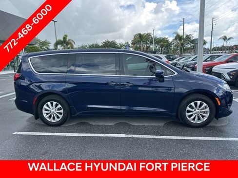 Used 2020 Chrysler Pacifica Touring FWD image 3