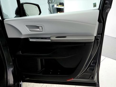 Used 2025 Toyota Sienna LE AWD/4WD image 19
