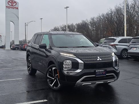 Used 2024 Mitsubishi Outlander SE image 2