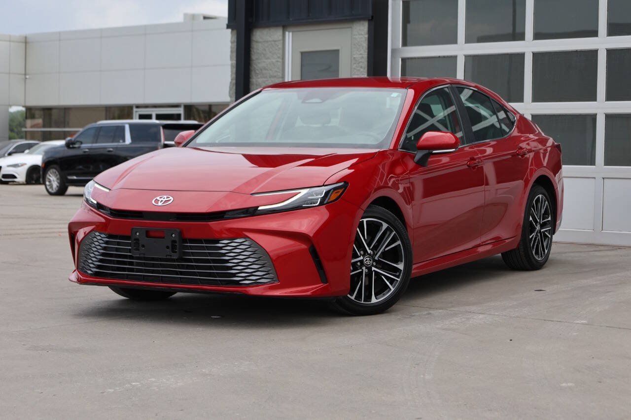 Used 2025 Toyota Camry XLE FWD image 3