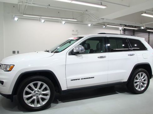 Used 2017 Jeep Grand Cherokee Limited AWD/4WD image 3