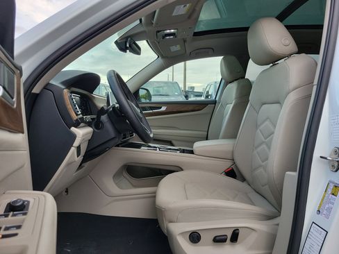 Used 2025 Volkswagen Atlas SE FWD image 17