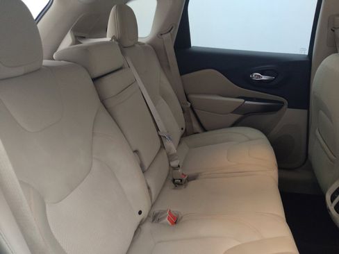 Used 2019 Jeep Cherokee Latitude w/ Popular Appearance Group FWD image 19