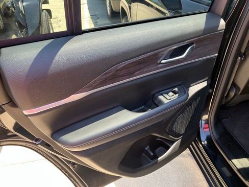 Certified 2023 Jeep Grand Cherokee Limited w/ Black Appearance Package AWD/4WD image 18