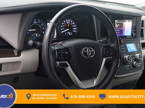 Used 2018 Toyota Sienna XLE w/ XLE Navigation Package FWD image 21