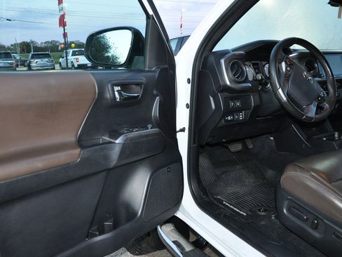 Used 2020 Toyota Tacoma Limited image 12