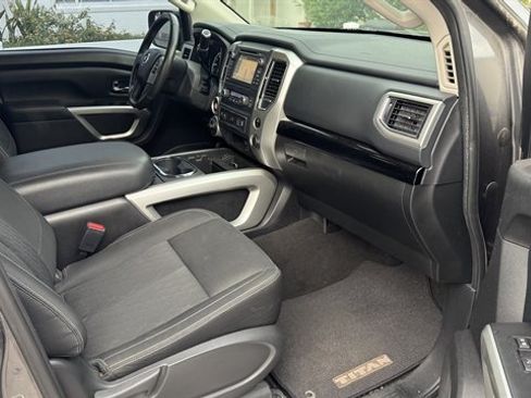 Used 2018 Nissan Titan SV w/ SV Convenience Package AWD/4WD image 15