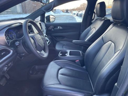 Used 2025 Chrysler Pacifica Select image 29