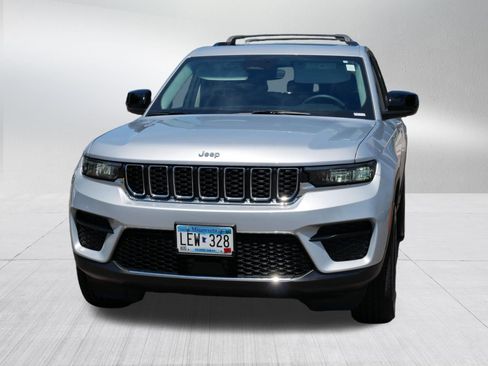 Used 2023 Jeep Grand Cherokee Laredo X AWD/4WD image 2