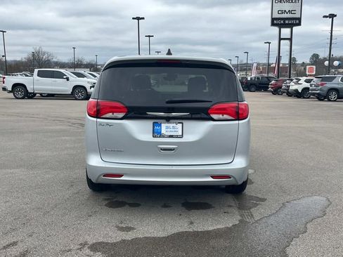 Used 2023 Chrysler Voyager LX image 6