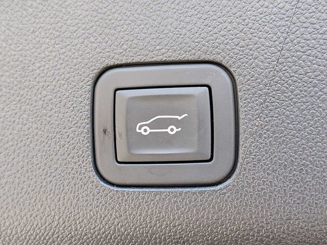 Certified 2025 Cadillac Escalade Premium Luxury AWD/4WD image 15