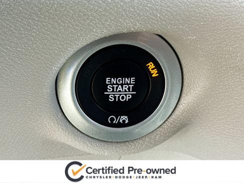 Used 2023 Chrysler Pacifica Touring-L FWD image 9