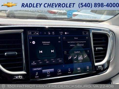 Used 2024 Chrysler Pacifica Touring-L image 16