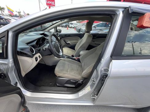 Used 2019 Ford Fiesta SE FWD image 2