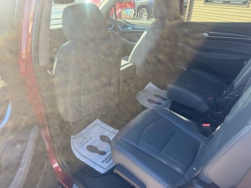 Used 2018 Buick Enclave Essence image 10