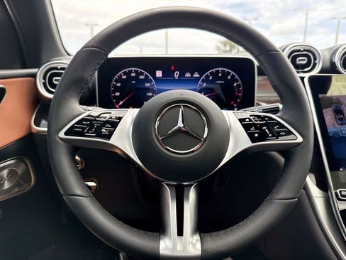 Used 2025 Mercedes-Benz GLC 300 4MATIC image 26