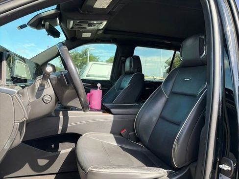 Used 2022 Cadillac Escalade Premium Luxury RWD image 12