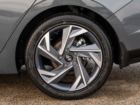 New 2025 Hyundai Elantra Limited image 9