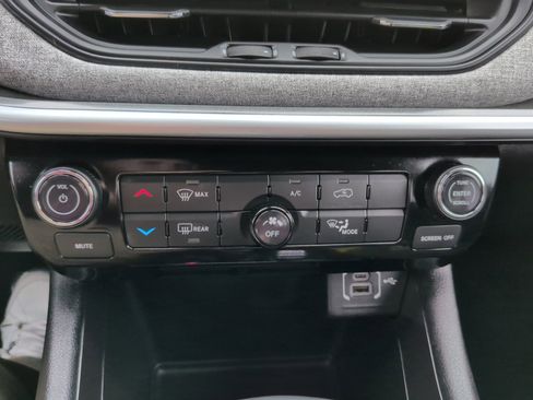 Used 2024 Jeep Compass Latitude image 25