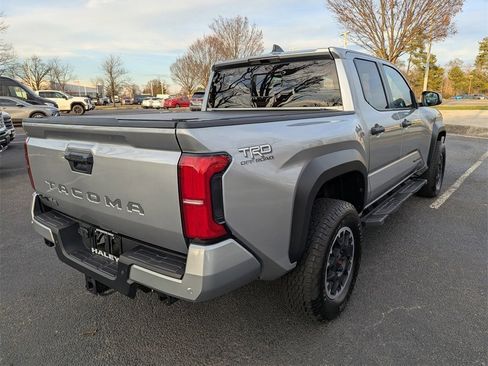 Used 2024 Toyota Tacoma TRD Off-Road image 8