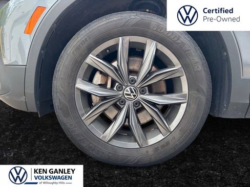 Used 2022 Volkswagen Tiguan SE w/ Panoramic Sunroof Package AWD/4WD image 9