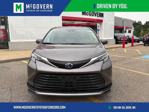 Used 2023 Toyota Sienna LE AWD/4WD image 6