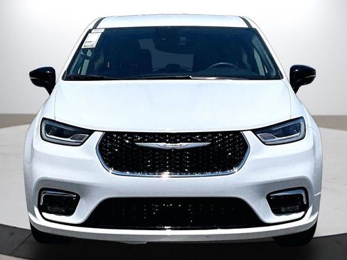 Used 2024 Chrysler Pacifica Touring-L FWD image 3