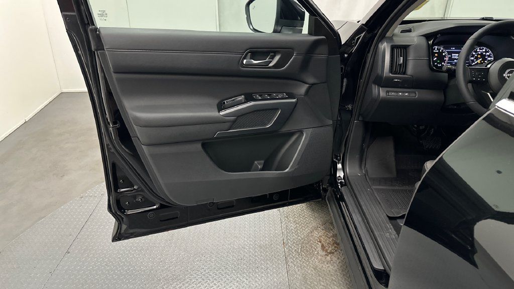 Certified 2024 Nissan Pathfinder SL w/ Black Appearance Package AWD/4WD image 18