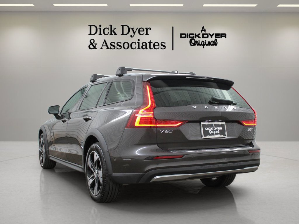 Certified 2023 Volvo V60 B5 Cross Country Plus w/ Climate Package AWD/4WD image 9