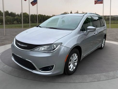 Used 2018 Chrysler Pacifica Touring-L FWD image 1