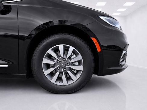 Used 2023 Chrysler Pacifica Limited w/ Uconnect Theater Family Group FWD image 9