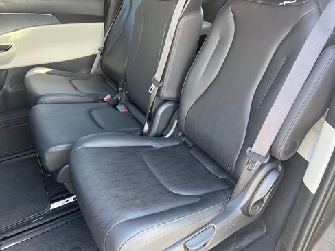 Used 2024 Kia Carnival LX FWD image 16
