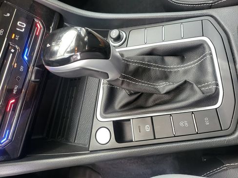 Used 2025 Volkswagen Jetta SE FWD image 6