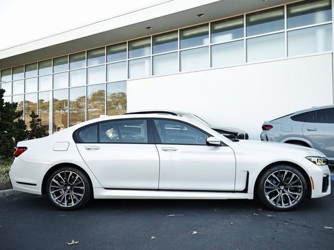 Used 2022 BMW 750i xDrive w/ Luxury Rear Seating Package image 4