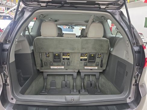 Used 2015 Toyota Sienna L image 30