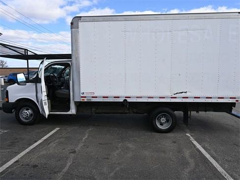 Used 2016 Chevrolet Express 3500 image 26