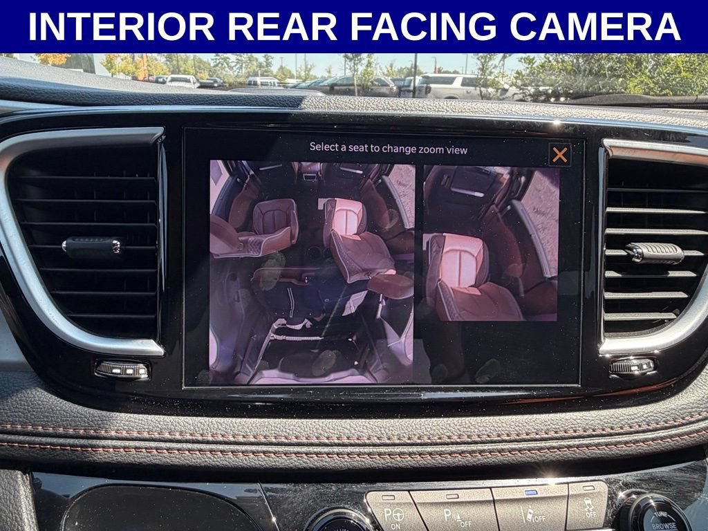 Used 2024 Chrysler Pacifica Pinnacle FWD image 16