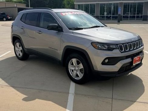 Used 2022 Jeep Compass Latitude w/ Sun and Sound Group AWD/4WD image 8