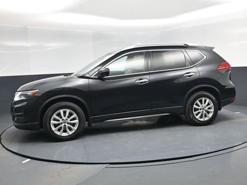 Used 2017 Nissan Rogue SV w/ SV Premium Package image 3