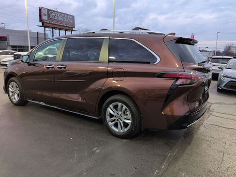 Used 2024 Toyota Sienna Limited image 3