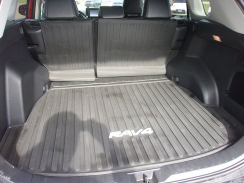Used 2021 Toyota RAV4 XLE Premium AWD/4WD image 19