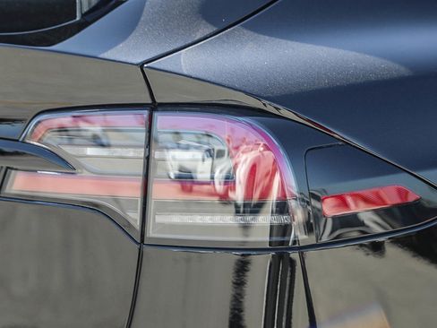 Used 2023 Tesla Model X image 9