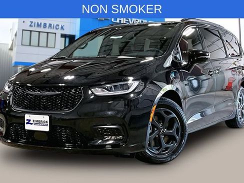 Used 2024 Chrysler Pacifica Premium FWD image 3