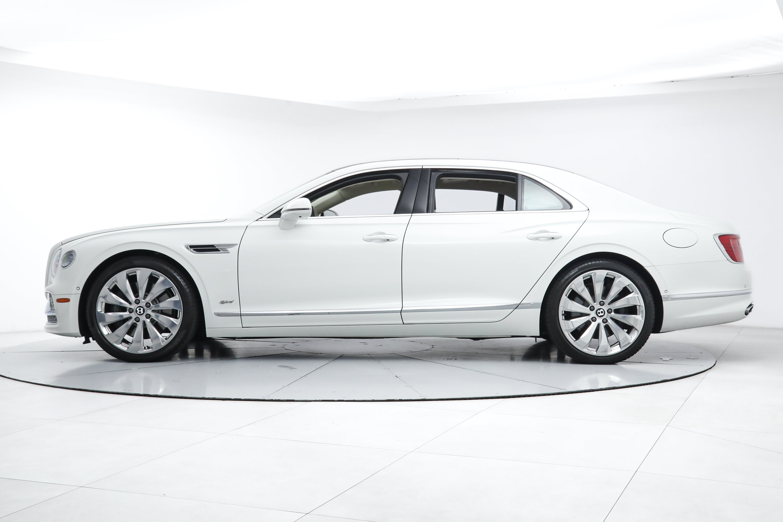 Used 2022 Bentley Flying Spur Plug-In Hybrid AWD/4WD image 2