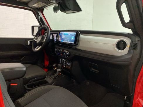 Used 2025 Jeep Wrangler Unlimited Sahara w/ Safety Group image 23